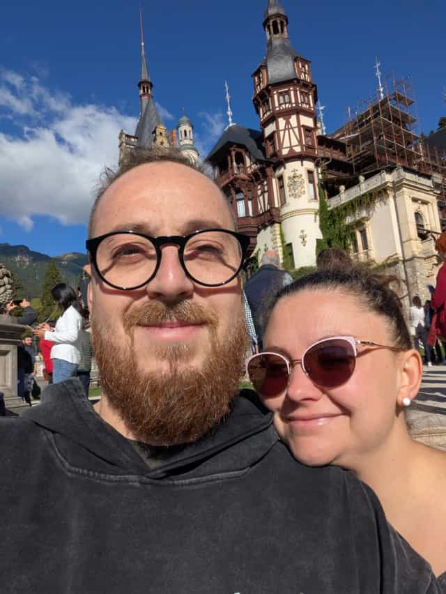 Cécile et Quentin devant le château de Peleș